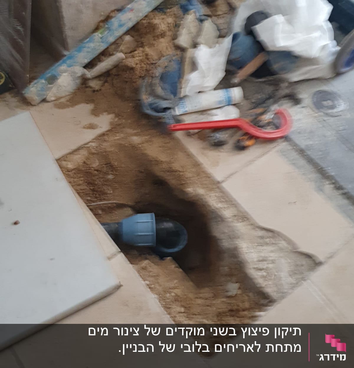 כלי עבודה וצינור במשטח חפור